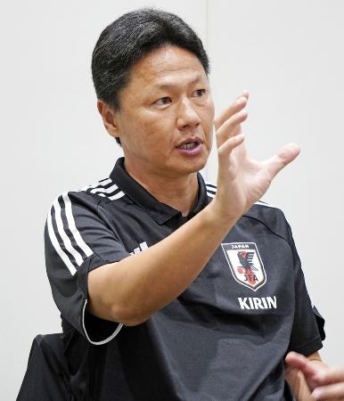 　取材に応じるパリ五輪サッカー男子日本代表の大岩監督＝６月２５日、千葉市