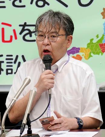 　提訴後に記者会見する津地裁の竹内浩史判事＝２日午後、名古屋市