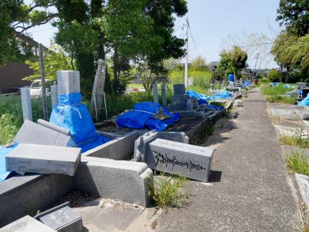 能登半島地震で倒壊した日蓮宗本住寺の墓＝５月、石川県珠洲市