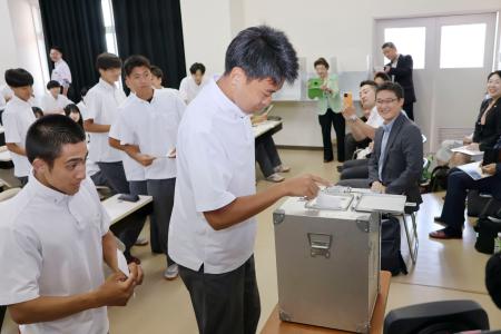 　模擬投票する盛岡大付属高の生徒＝２日午後、盛岡市