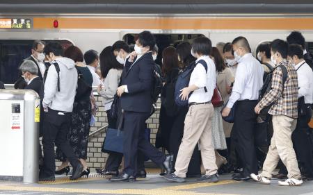 通勤客らで混雑する駅のホーム＝２０２１年５月、東京都中野区