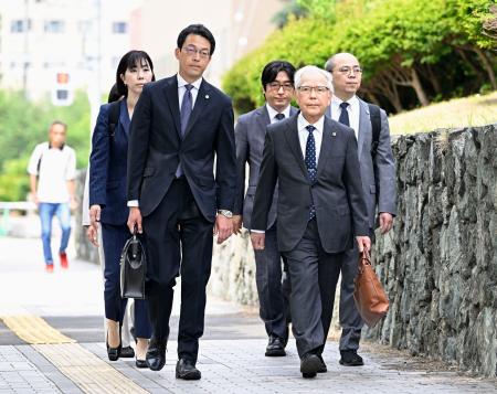 　提訴のため札幌地裁に向かう知床観光船沈没事故の被害者弁護団＝３日午前