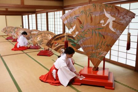 熊野速玉大社の「扇立祭」を前に蔵出しされた檜扇＝３日午前、和歌山県新宮市