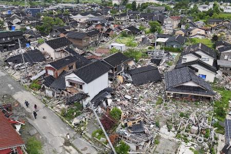 地震と津波の被害を受けた石川県珠洲市宝立町地区の沿岸部で、倒壊したまま残る家屋＝１日