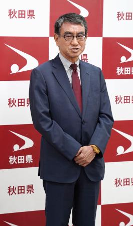 　記者団の取材に応じる河野デジタル相＝３日午後、秋田県庁