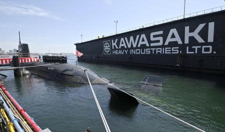 昨年３月、川崎重工業神戸工場で海上自衛隊へ引き渡された潜水艦＝神戸市