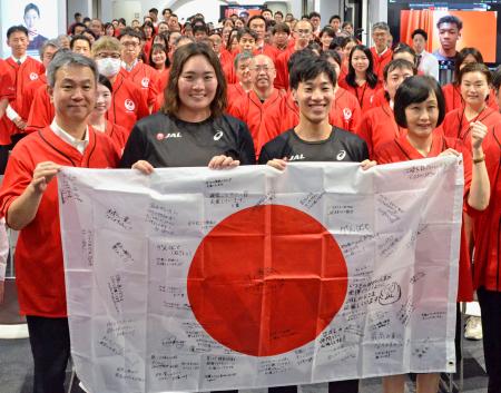 　ＪＡＬのパリ五輪壮行会に参加した陸上女子やり投げの北口榛花（手前中央左）とフェンシング男子の加納虹輝（同右）ら＝４日、東京都大田区