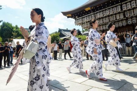 　芸の上達や無病息災を祈願する「お千度」で、八坂神社に集まった浴衣姿の舞妓や芸妓＝５日午前、京都市東山区