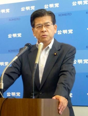 記者会見する公明党の石井幹事長＝５日午前、国会