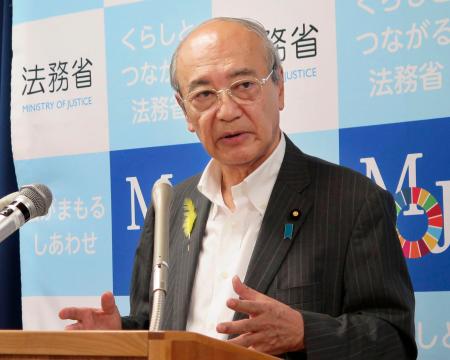 　記者会見する小泉法相＝５日午前、法務省