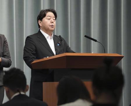 　記者会見する林官房長官＝５日午前、首相官邸