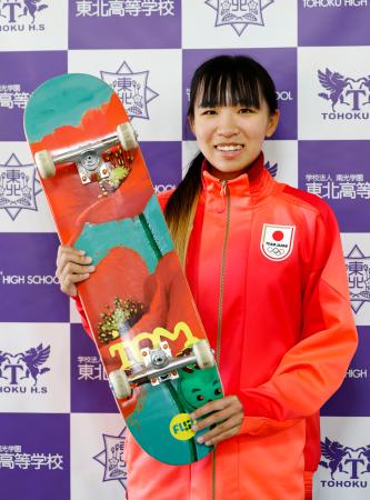 　写真撮影に応じるパリ五輪のスケートボード女子ストリート代表の赤間凜音＝５日午前、仙台市