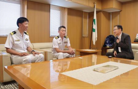 　福井県坂井市の池田禎孝市長（右端）と面会する海上自衛隊の潜水艦「そうりゅう」艦長の坂元信貴２佐（左端）ら＝５日午後、坂井市役所