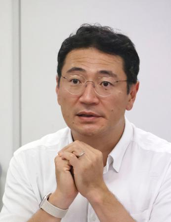 事件を記憶にとどめるための碑の設置について話す桶田大介弁護士＝５日午後、京都市