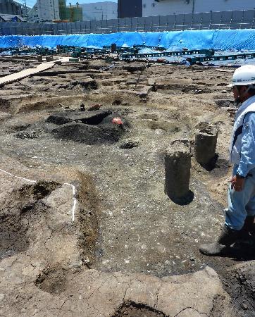 　郡遺跡・倍賀遺跡から見つかった鍵穴形の竪穴住居＝５日午後、大阪府茨木市