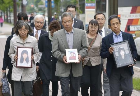 ２０１５年、小樽４人死傷飲酒ひき逃げ事件の初公判で、札幌地裁に向かう遺族ら＝札幌市中央区