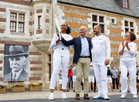 　近代五輪の父、ピエール・ド・クーベルタン男爵が幼少期を過ごしたミルビルに到着した聖火リレー＝５日、フランス北西部ノルマンディー地方（共同）