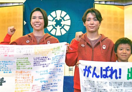 　長野県塩尻市での壮行会に参加した、柔道女子でパリ五輪カナダ代表の出口クリスタ（右）、ケリー姉妹＝６日