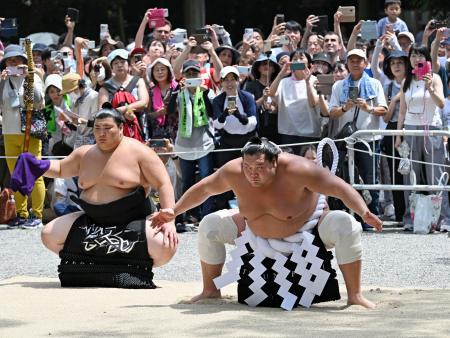 熱田神宮で奉納土俵入りを行う照ノ富士（右）＝名古屋市