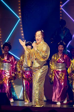 　「松平健芸能生活５０周年記念公演」で「マツケンサンバ２」を披露する松平健＝東京都中央区の明治座