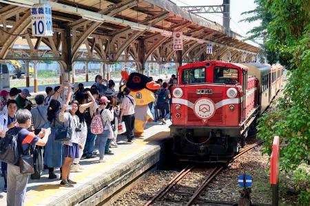 阿里山森林鉄道の嘉義駅発阿里山駅行きの始発列車＝６日、台湾南西部・嘉義（阿里山森林鉄道提供・共同）