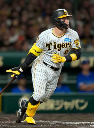 ６回阪神２死一、三塁、佐藤輝が右前に適時打を放つ＝甲子園