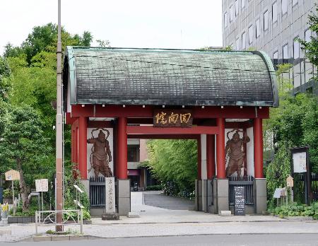 　回向院の山門＝東京都墨田区