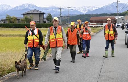 男性２人がクマに襲われた現場付近を警戒する猟友会の会員＝２０２３年１１月、富山市上今町