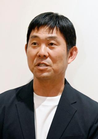 　欧州選手権の視察を終えドイツから帰国し、取材に応じる森保監督＝８日、羽田空港