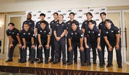 記念撮影に応じるパリ五輪のラグビー７人制男子日本代表の（前列左から）植田、石田大、古賀、エイモーＨＣ、松本、野口、石田吉、（後列左から）ケレビ、奥平、丸尾、福士、津岡、谷中＝８日、東京都内のホテル