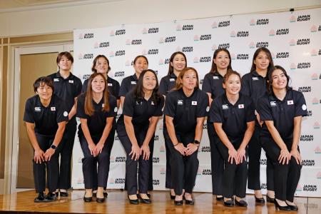 　記念撮影に応じるパリ五輪のラグビー７人制女子日本代表の（前列左から）中村、大谷、平野、内海、原、堤、（後列左から）松田、田中、三枝、水谷、西、梶木＝８日、東京都内のホテル