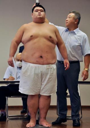 新弟子検査で身長を測る川渕一意＝８日、名古屋市