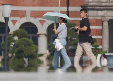 　厳しい暑さで「逃げ水」が見られたＪＲ東京駅前＝８日午後