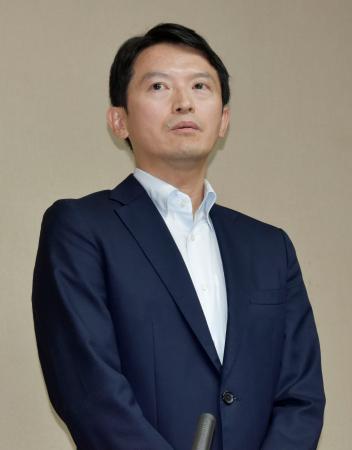 取材に応じる兵庫県の斎藤元彦知事＝８日午後、県庁