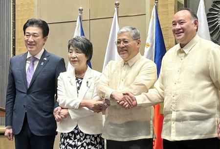 外務・防衛閣僚協議（２プラス２）後、撮影に応じる（左から）木原防衛相、上川外相、フィリピンのマナロ外相、テオドロ国防相＝８日、マニラ（共同）