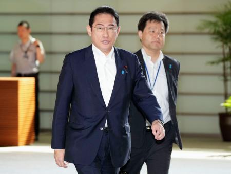 　首相官邸に入る岸田首相＝８日午前