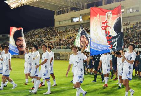 　元サッカー日本代表の松田直樹さんの追悼試合を終え、ファンにあいさつする選手たち＝２０１３年８月、長野県松本平広域公園総合球技場