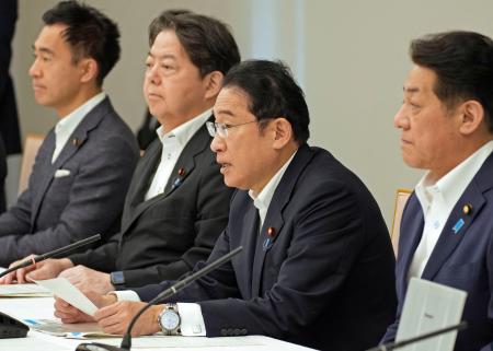 　大規模災害時の「病院船」の活用に向けた推進本部の初会合で発言する岸田首相（右から２人目）＝９日午前、首相官邸