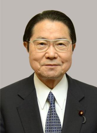 　衛藤征士郎氏