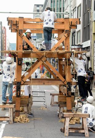 京都・祇園祭の山鉾巡行を前に始まった「鉾建て」＝１０日午前