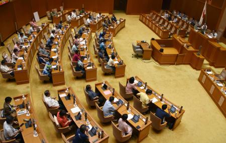 沖縄県議会本会議＝１０日午前