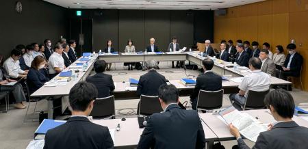 東京都内で開かれた中央最低賃金審議会の小委員会＝１０日