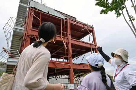 旧防災対策庁舎を案内する語り部の女性（右）＝１日、宮城県南三陸町