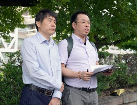 広島高裁の決定を申立人に伝えた後、取材に応じる南和行弁護士（左）と吉田昌史弁護士＝１０日午前、広島市