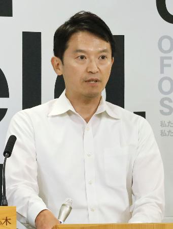 兵庫県庁で記者会見する斎藤元彦知事＝１０日午後