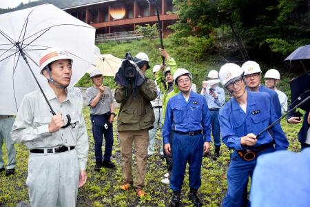 　リニア中央新幹線静岡工区の工事予定場所を視察し、説明を受ける静岡県の鈴木康友知事（左端）＝１０日午後、静岡市