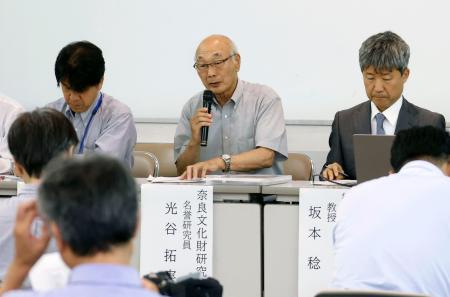 池上曽根遺跡の再調査結果について記者会見する奈良文化財研究所の光谷拓実名誉研究員（中央）ら＝１０日午後、大阪府和泉市