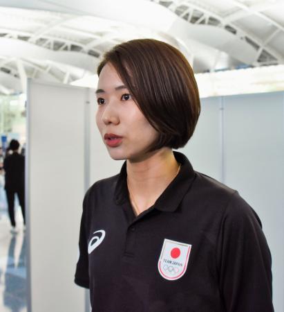 羽田空港で取材に応じるバレーボール女子日本代表の古賀＝１０日