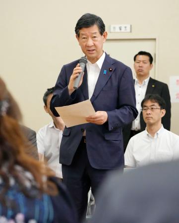 　鹿児島県・獅子島で開かれた再懇談であいさつする伊藤環境相＝１１日午前