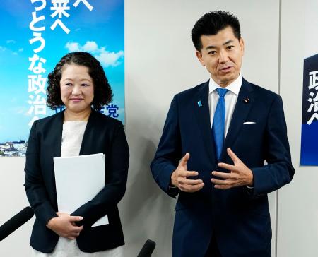 会談を終え、記者団の取材に応じる連合の芳野友子会長（左）と立憲民主党の泉代表＝１１日午前、東京・永田町の党本部